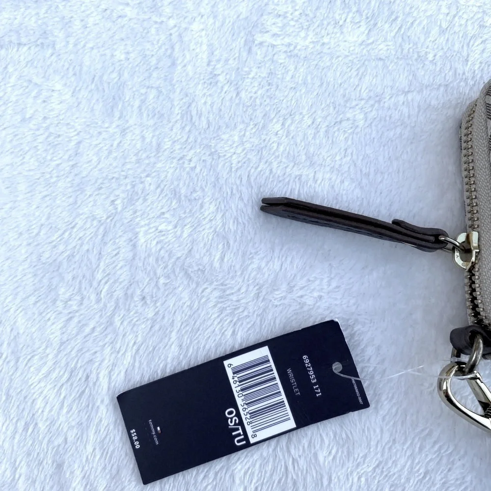 Tommy Hilfiger wristlet compartment great